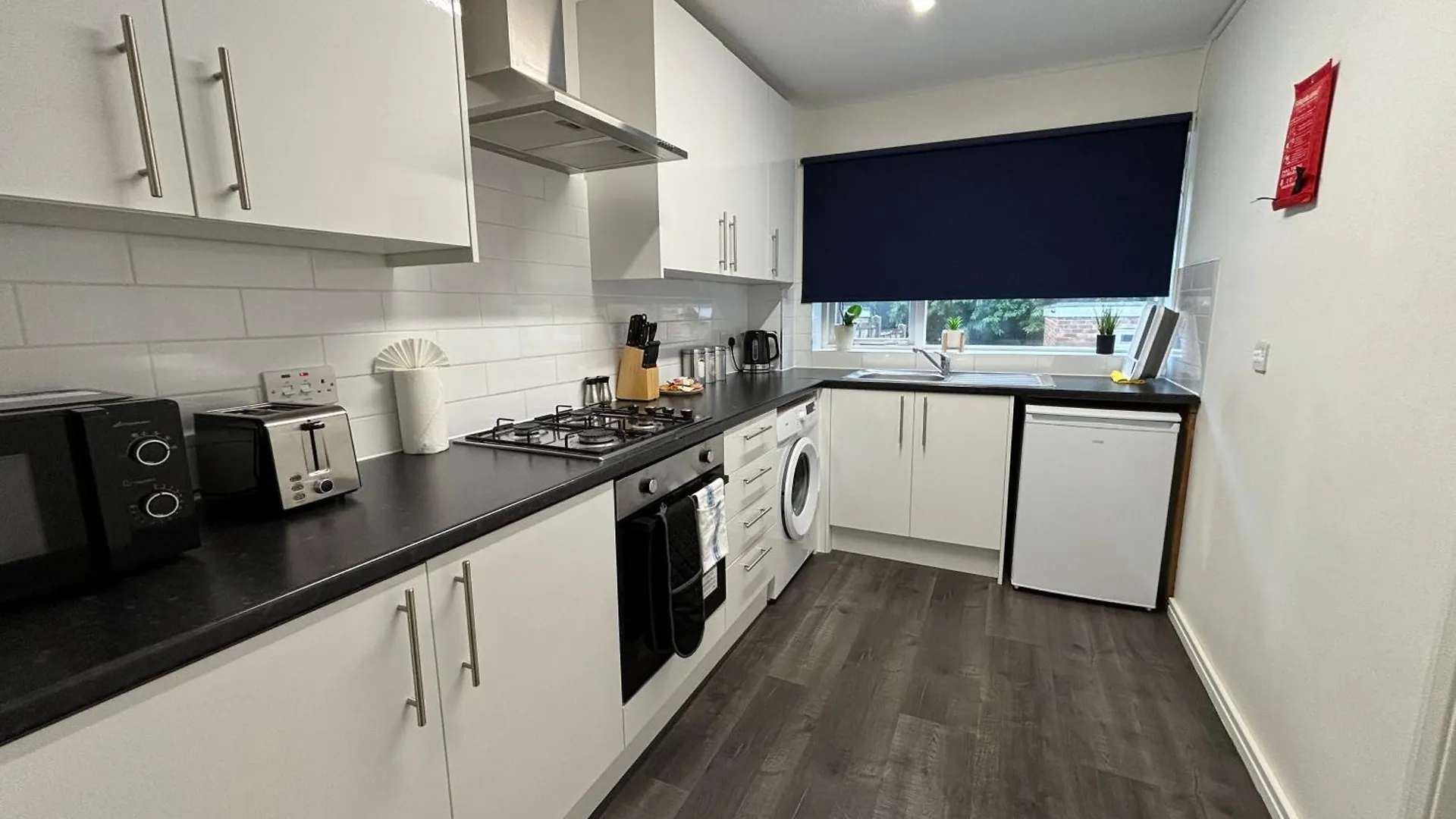 4 Bedroom Fully Furnished House - Private Garden - 8 Mins To Lgw Airport - Free Parking Crawley  0*, Crawley (West Sussex)