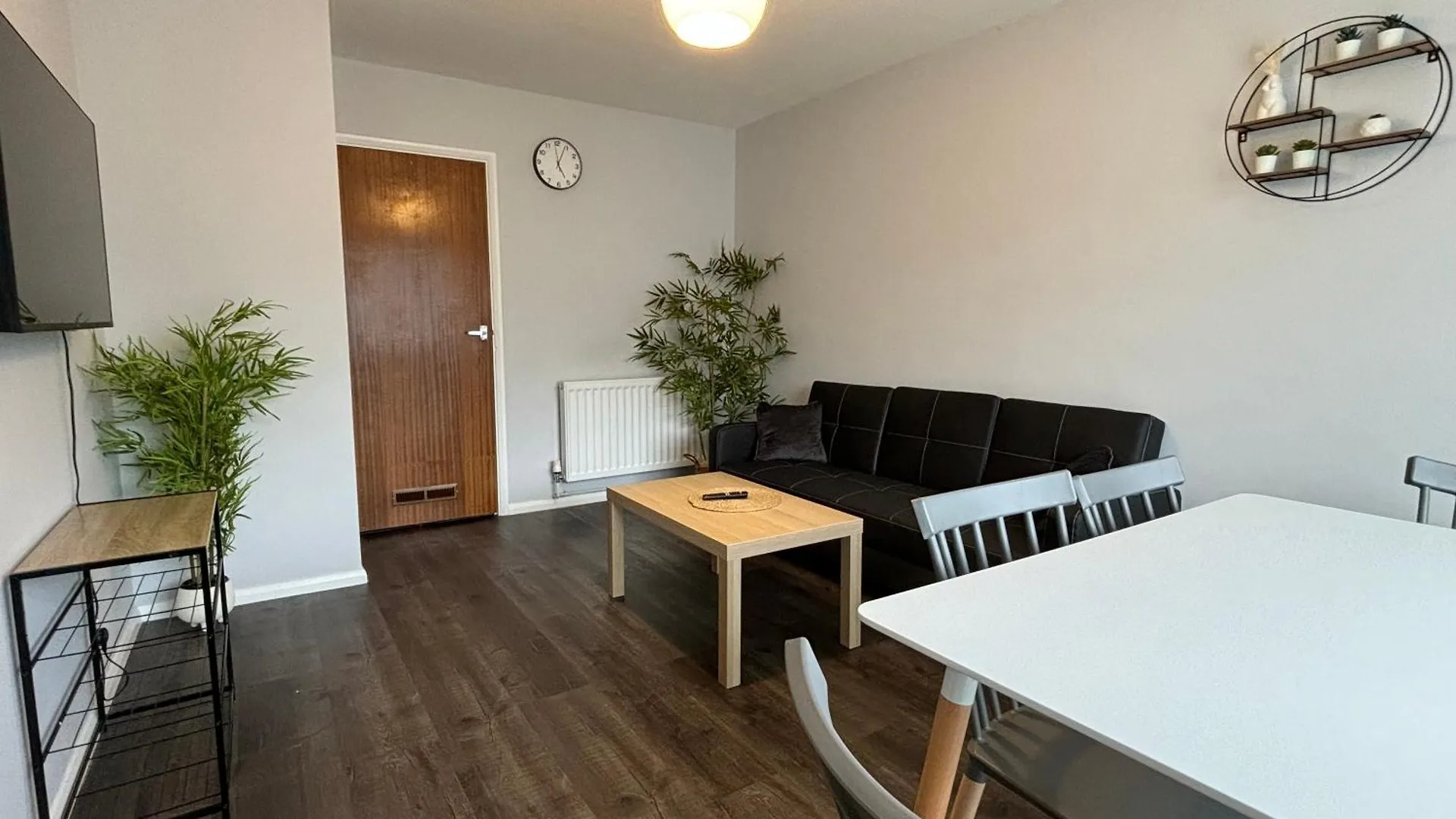 4 Bedroom Fully Furnished House - Private Garden - 8 Mins To Lgw Airport - Free Parking Crawley