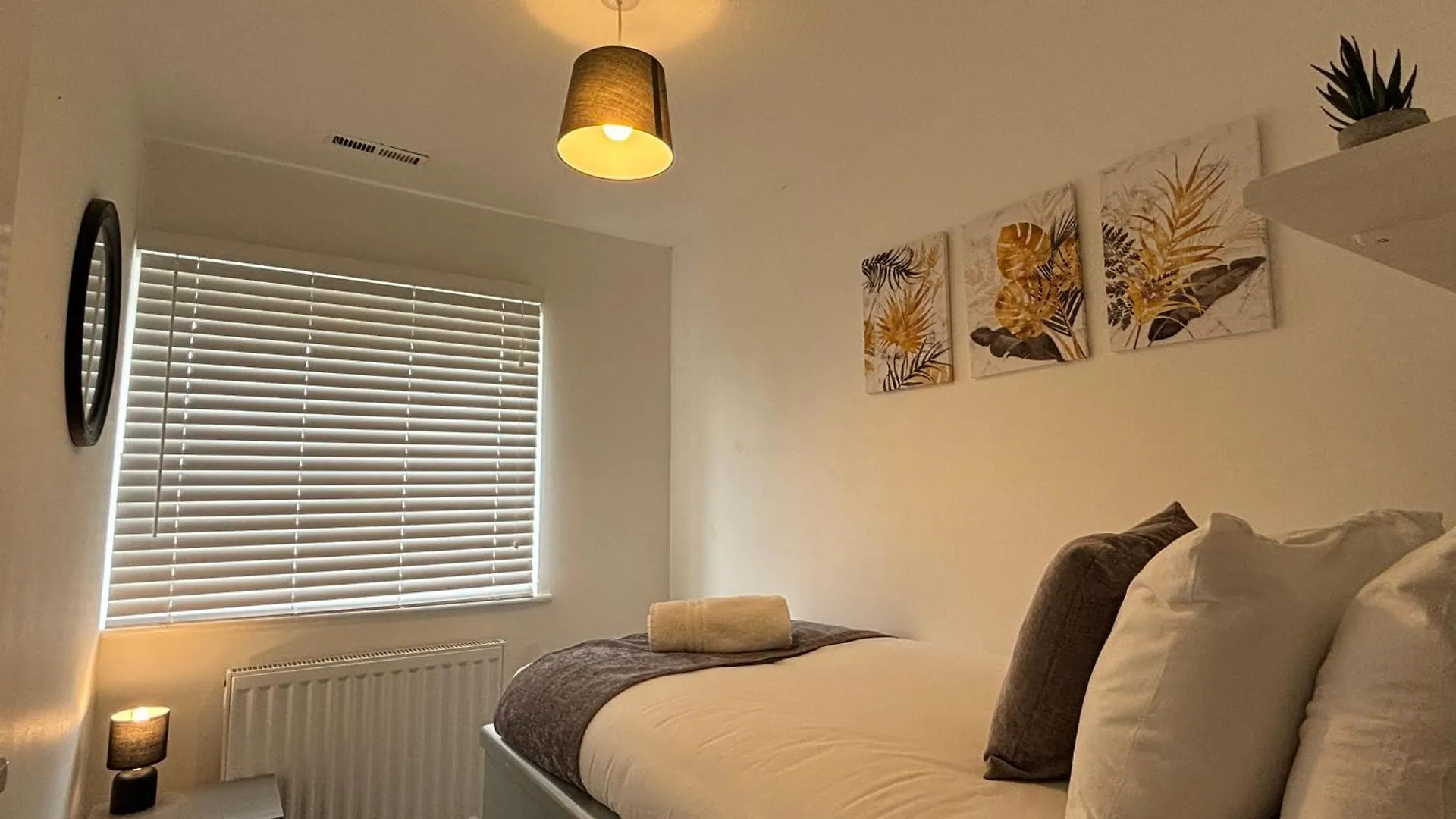 4 Bedroom Fully Furnished House - Private Garden - 8 Mins To Lgw Airport - Free Parking Crawley  0*, Crawley (West Sussex) United Kingdom