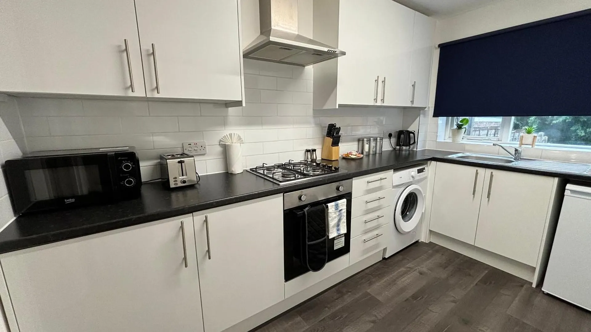 Apartment 4 Bedroom Fully Furnished House - Private Garden - 8 Mins To Lgw Airport - Free Parking Crawley