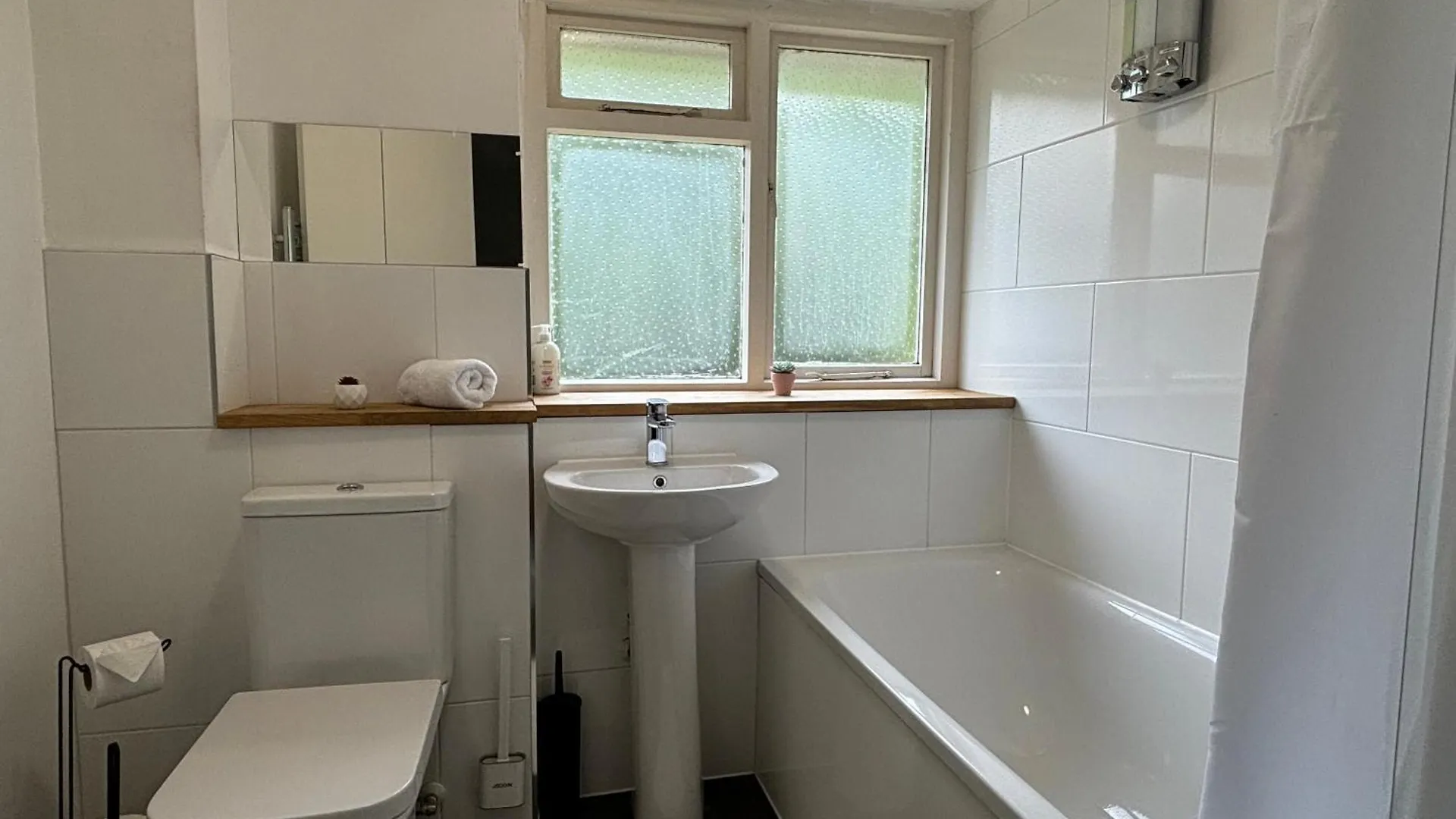 4 Bedroom Fully Furnished House - Private Garden - 8 Mins To Lgw Airport - Free Parking Crawley  United Kingdom