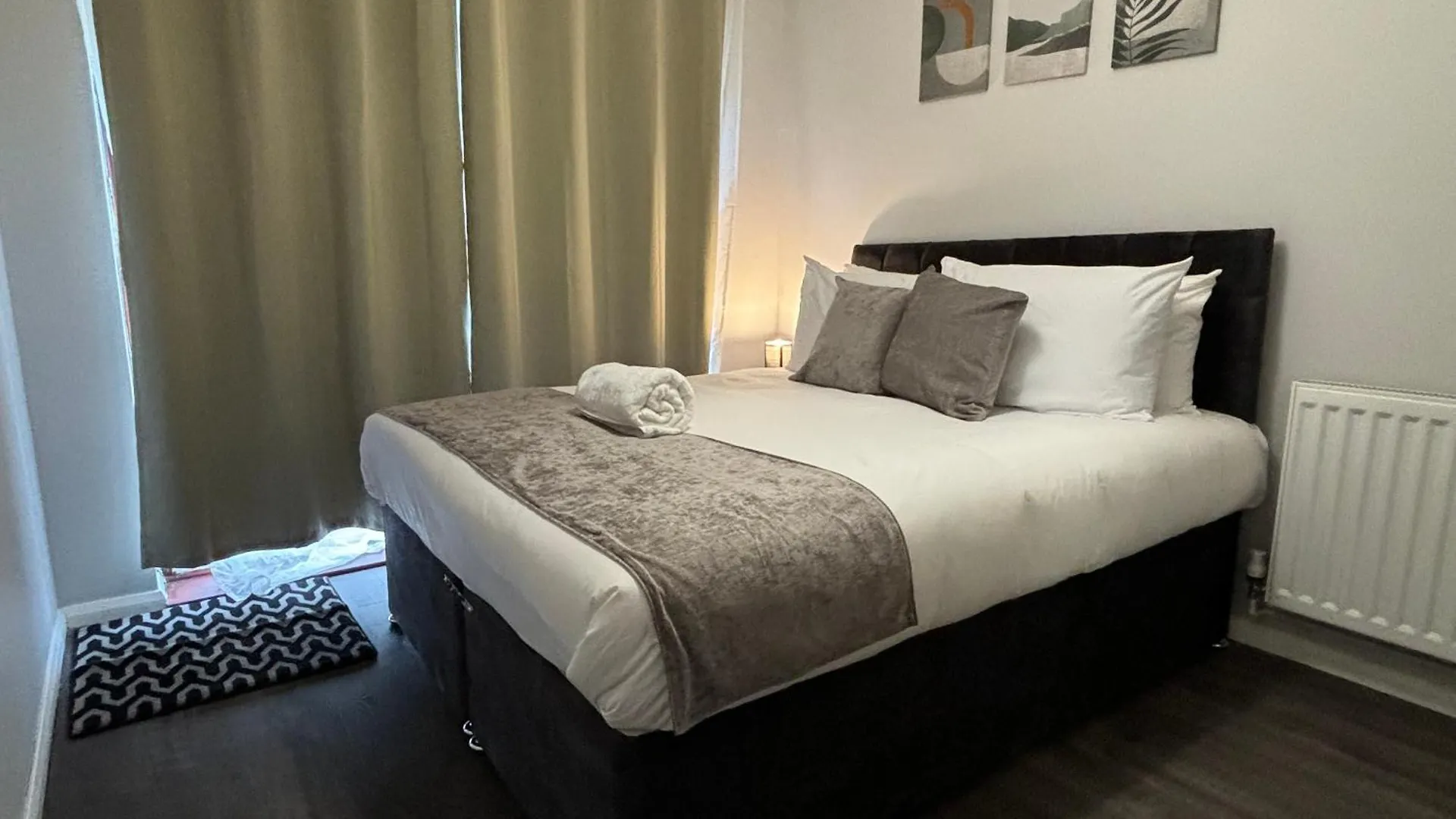 Apartment 4 Bedroom Fully Furnished House - Private Garden - 8 Mins To Lgw Airport - Free Parking Crawley  United Kingdom