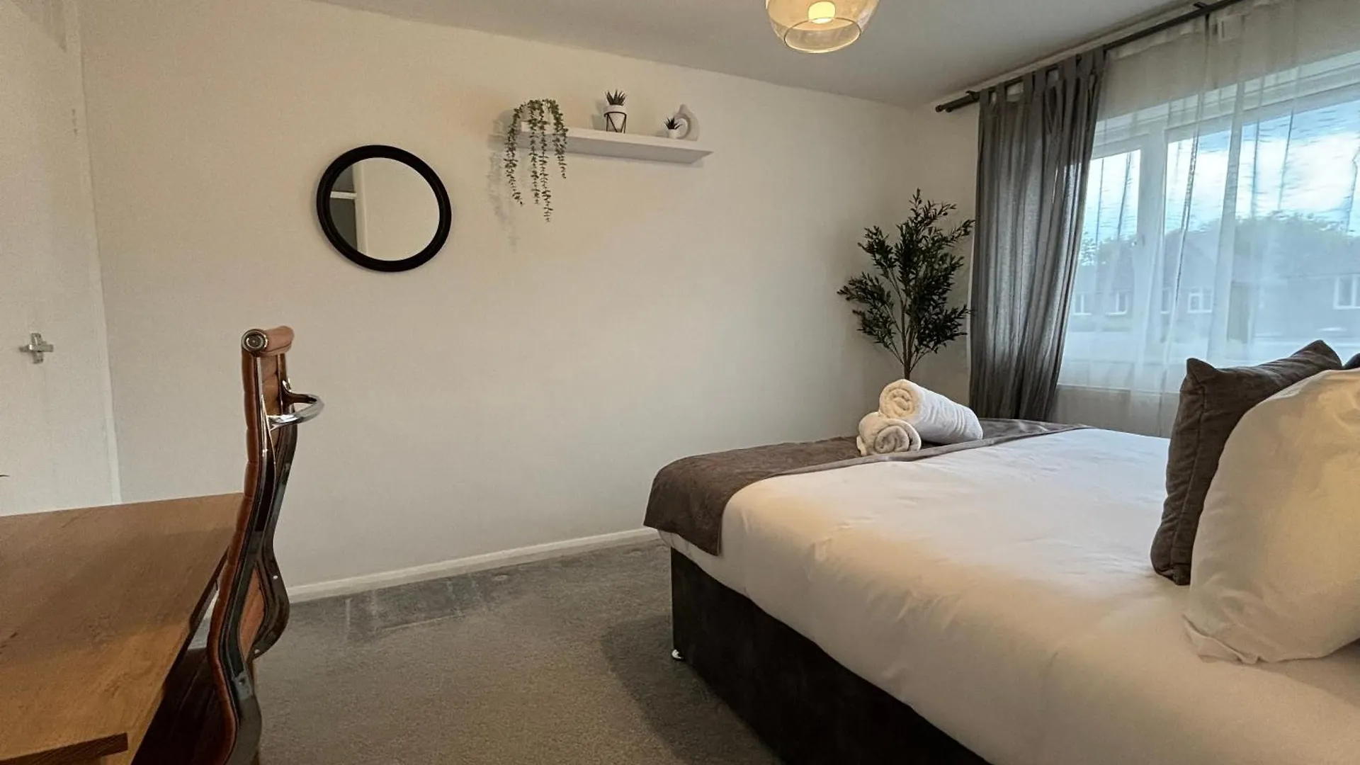 4 Bedroom Fully Furnished House - Private Garden - 8 Mins To Lgw Airport - Free Parking Crawley  Crawley (West Sussex)